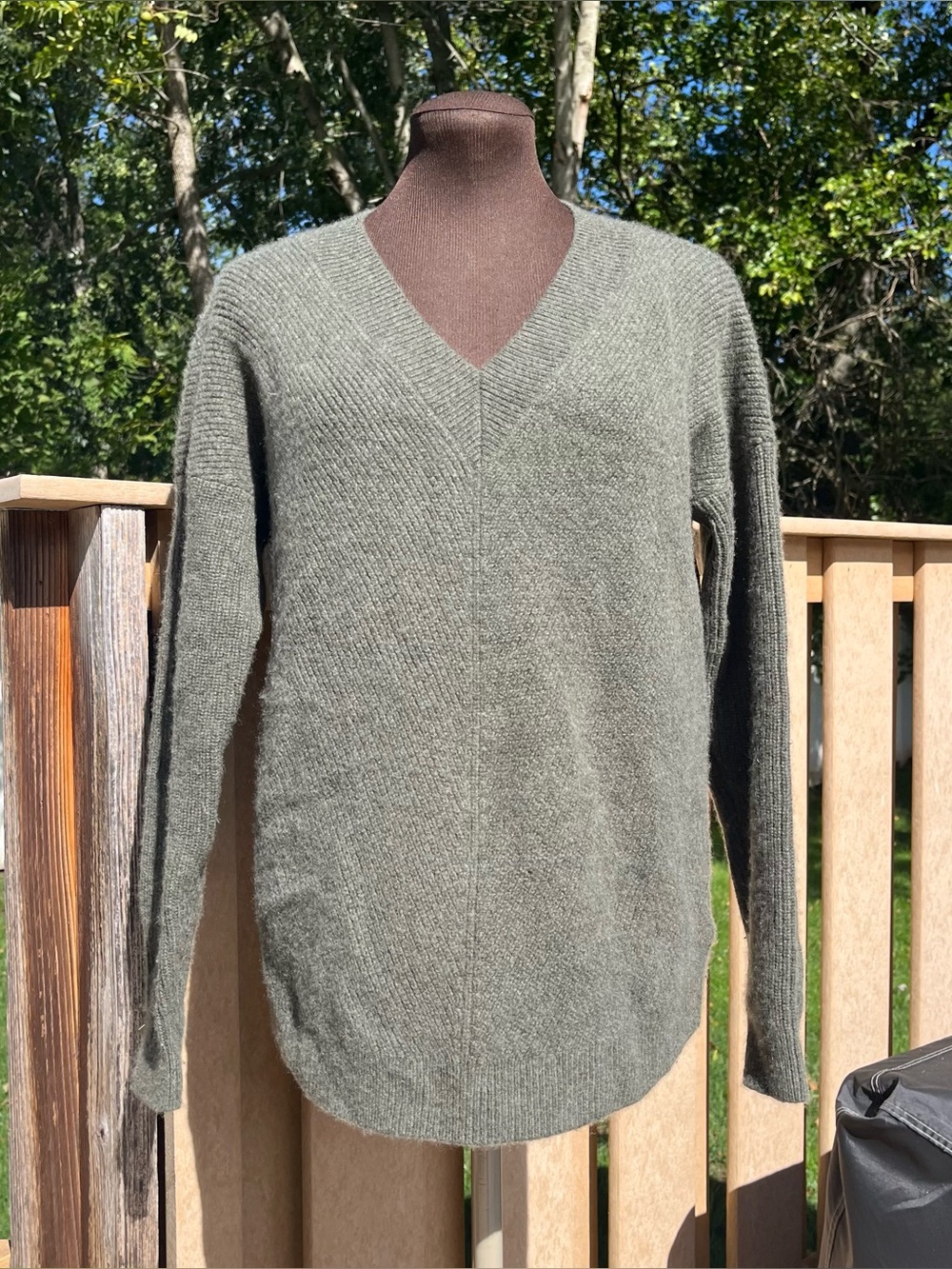 Lands’ End Women's Cashmere Ribbed V-Neck Sweater Size M Classic Preppy Autumn
